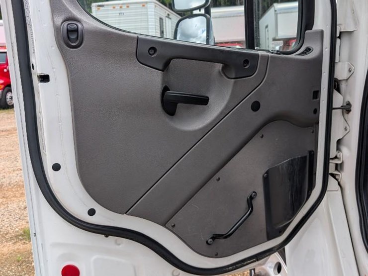 2018-freightliner-m2-stakebed-truck-image-7