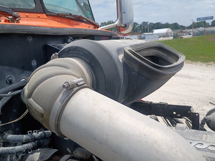 2012-peterbilt-384-image-29