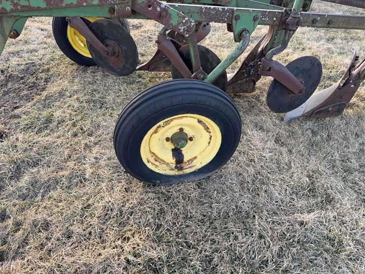 john-deere-pull-type-three-bottom-plow-image-10