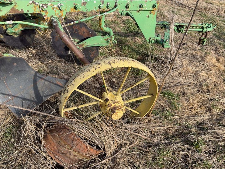 john-deere-pull-type-three-bottom-plow-image-9