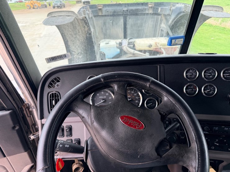 2013-peterbilt-388-image-45