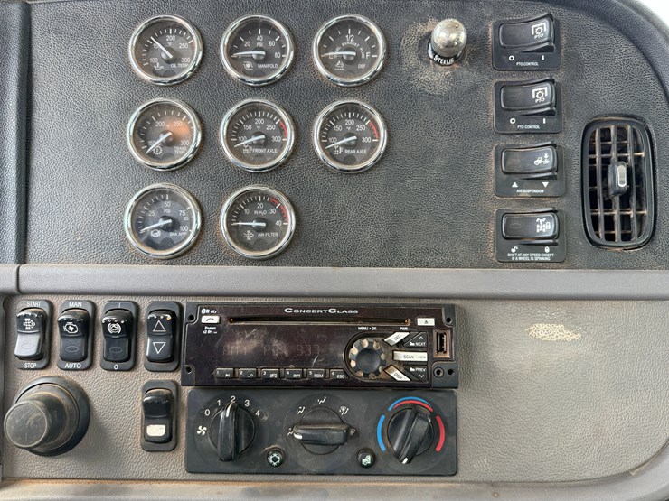 2019-peterbilt-389-image-43
