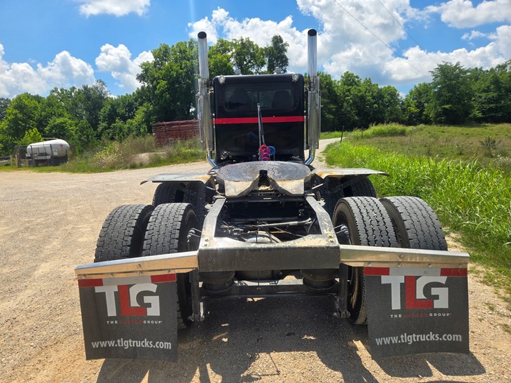2016-peterbilt-389-image-12