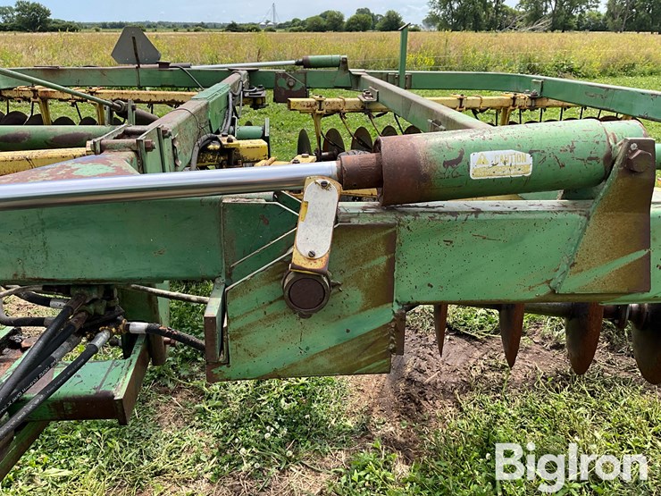 john-deere-220-image-11
