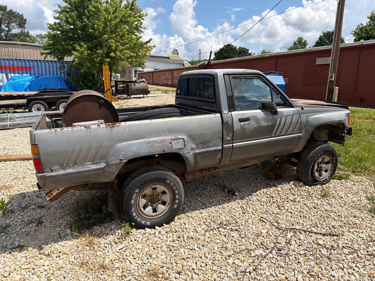 #22709-•-1987-toyota-pickup-truck-(nonrunner)-image-7