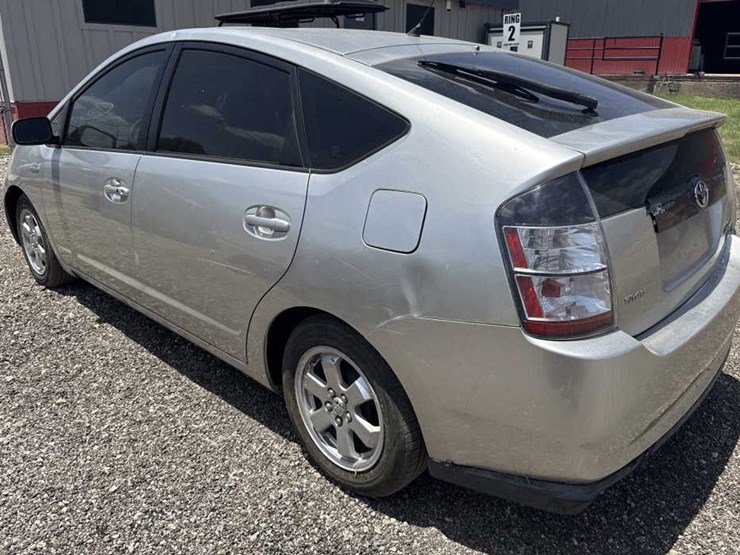 #64-•-2005-toyota-prius-image-8