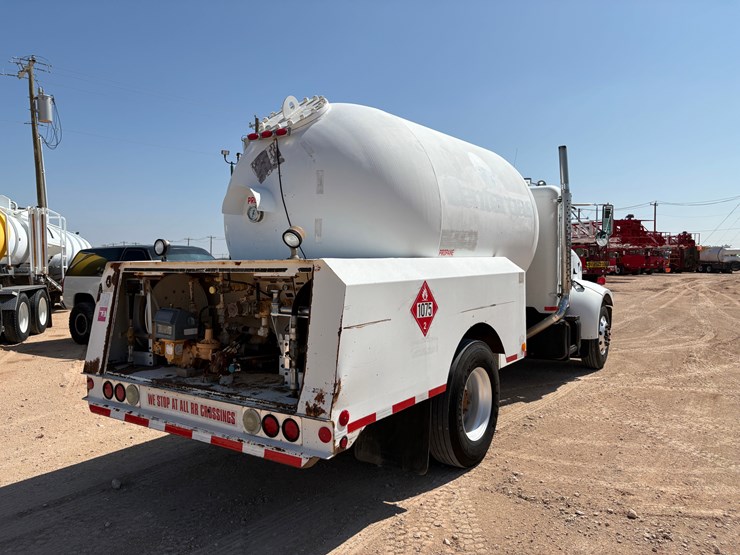 2004-peterbilt-330-image-3