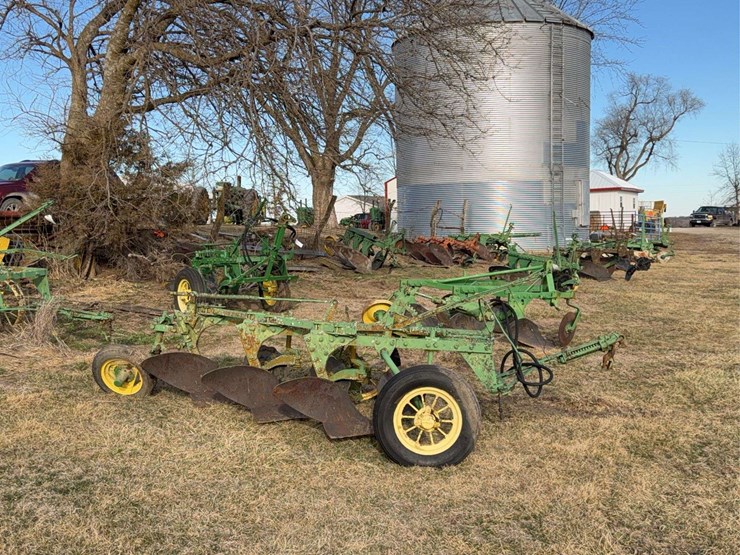 john-deere-pull-type-three-bottom-plow-image-2
