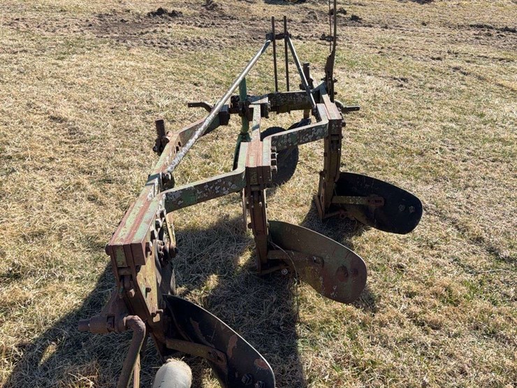 john-deere-three-point-three-bottom-plow-image-4