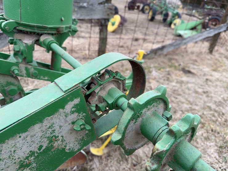 john-deere-pull-type-two-row-planter-image-15
