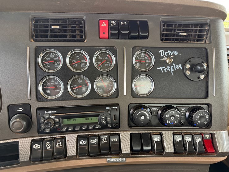 2017-kenworth-t880-image-38