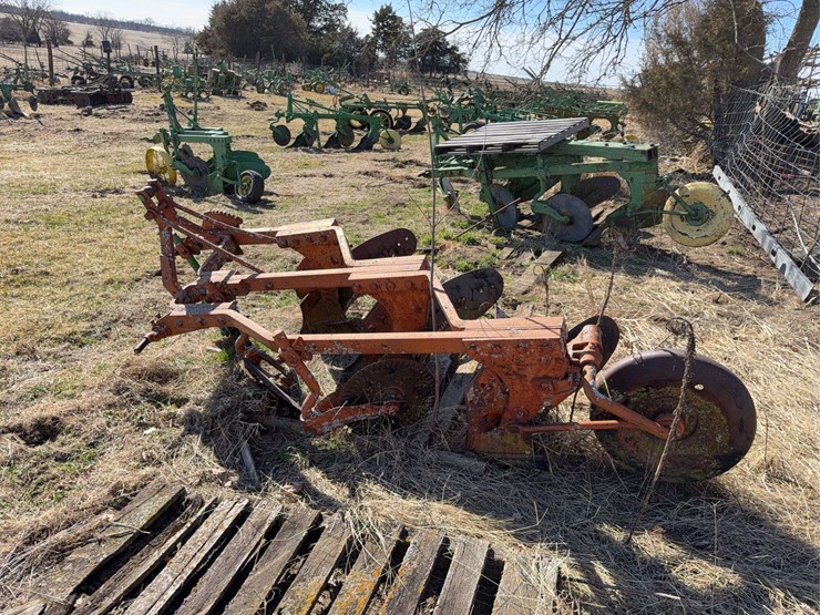 john-deere-three-point-three-bottom-plow-image-6