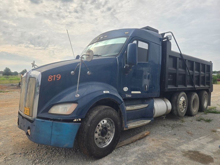 2011-kenworth-t700-image-3