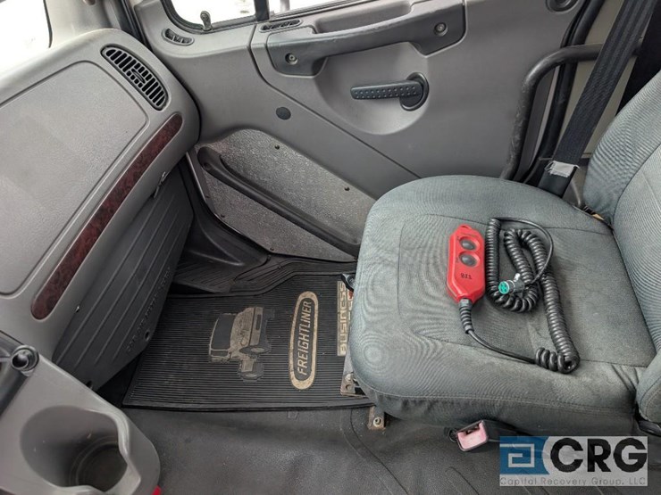 2012-freightliner-m2-stakebed-truck-image-20