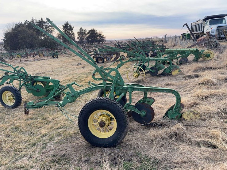 john-deere-pull-type-two-bottom-plow-image-6