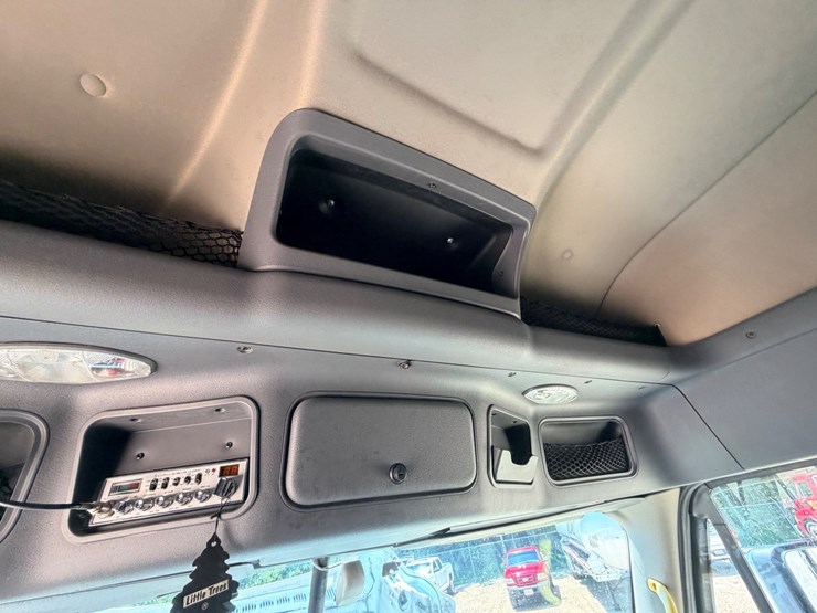 2016-freightliner-cascadia-125-image-123