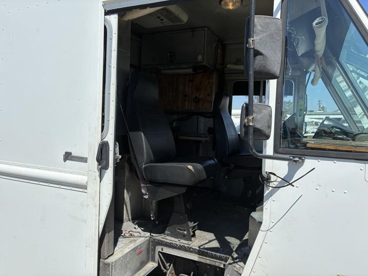 2008-workhorse-w62-image-15