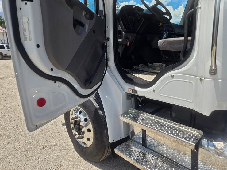2018-freightliner-m2-106-image-40