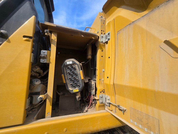 2019-caterpillar-320-image-44