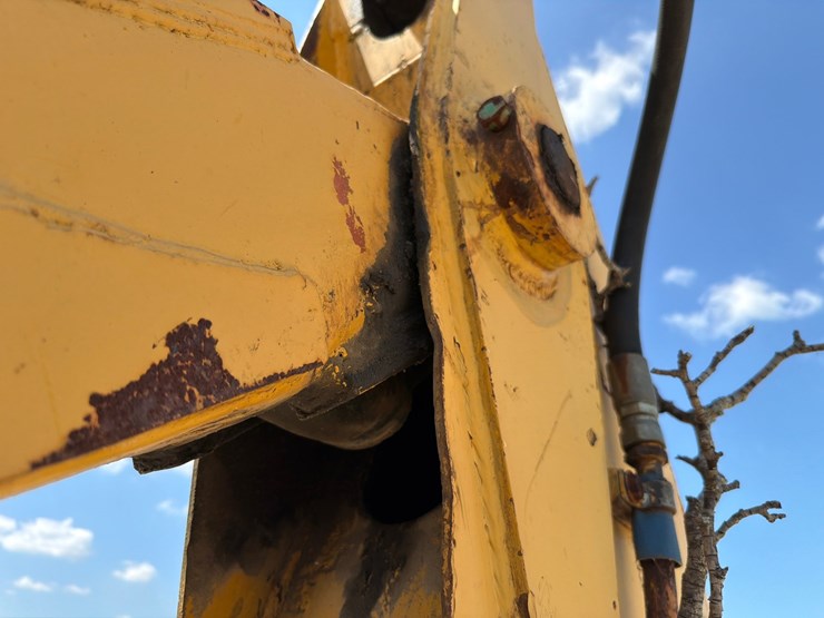 2000-deere-710d-image-127