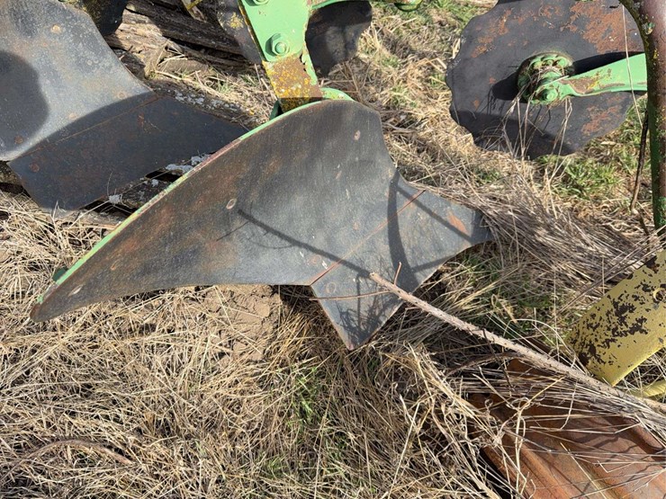 john-deere-pull-type-three-bottom-plow-image-13