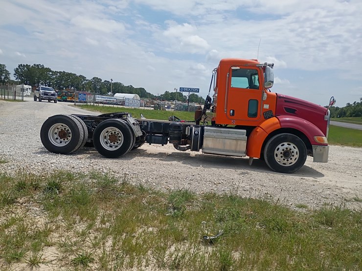 2012-peterbilt-384-image-11