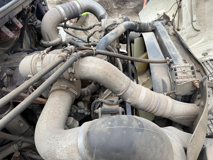 2000-freightliner-fl70-image-9