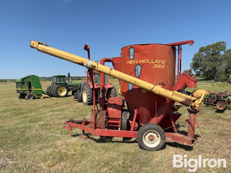new-holland-352-image-8
