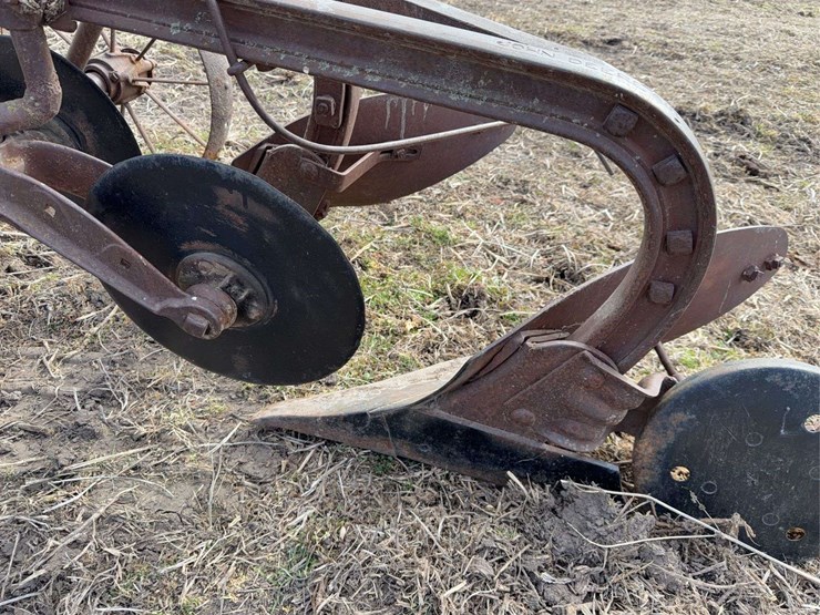 john-deere-pull-type-two-bottom-plow-image-16