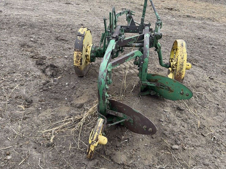 john-deere-pull-type-two-bottom-plow-image-4