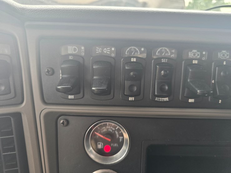 2010-kenworth-t2000-image-60