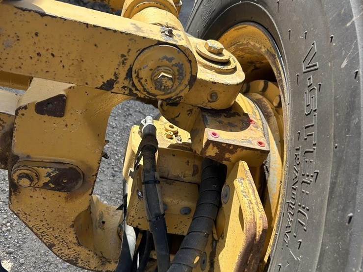 2011-caterpillar-140m2-awd-image-19