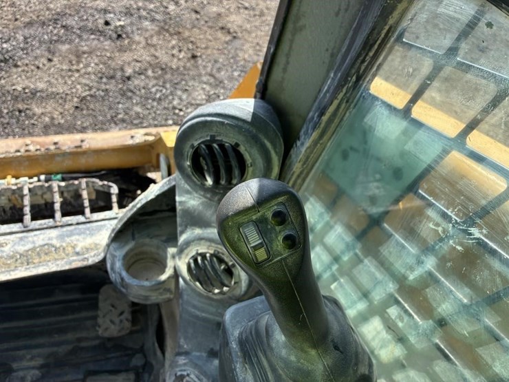 2023-caterpillar-259d3-image-19