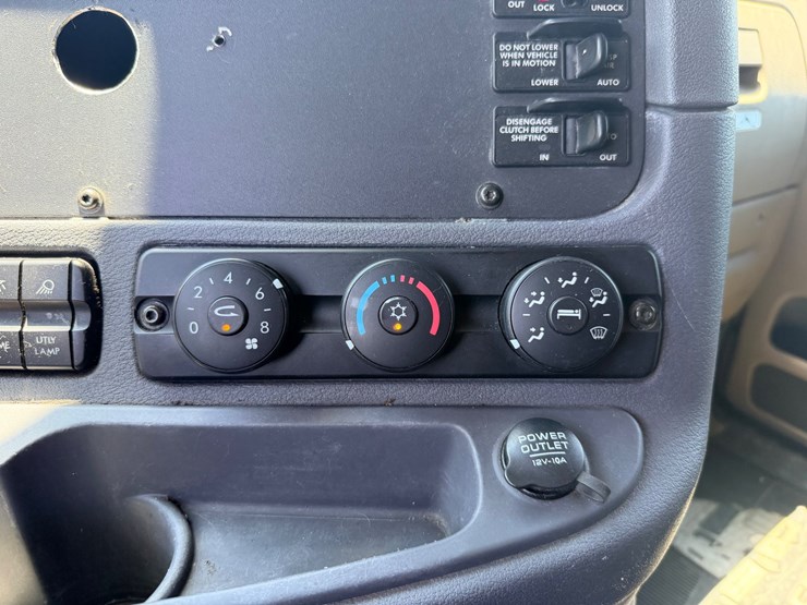 2016-freightliner-cascadia-125-image-100