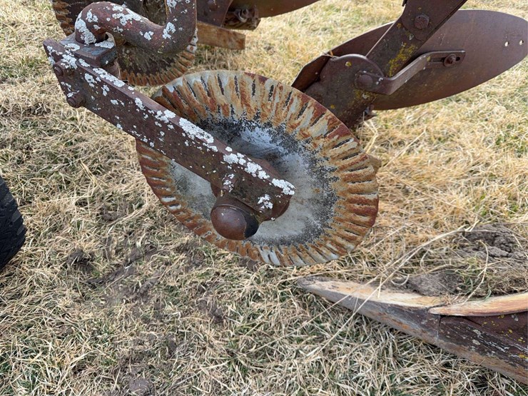 john-deere-pull-type-three-bottom-plow-image-24