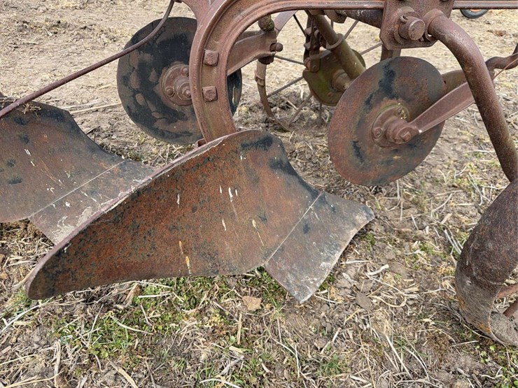 john-deere-pull-type-two-bottom-plow-image-12