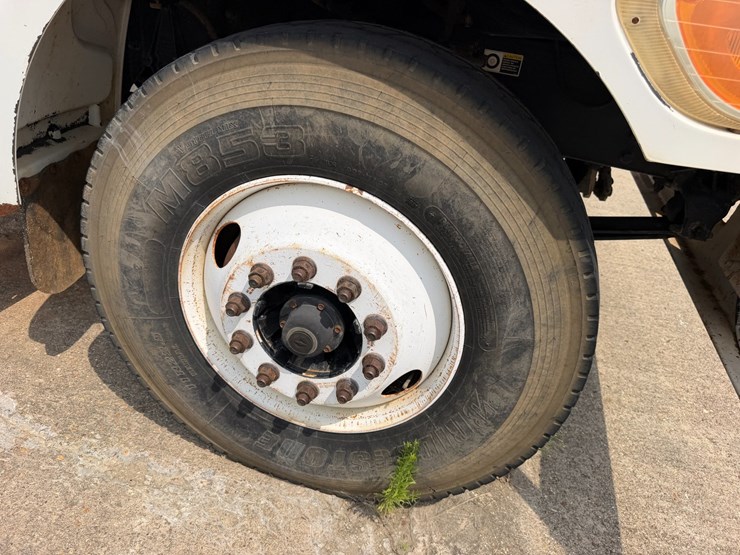 2007-peterbilt-335-image-34