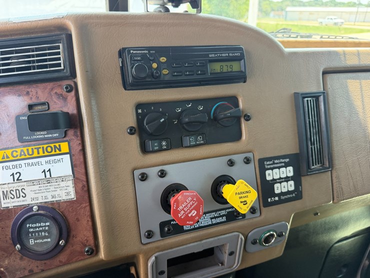2007-peterbilt-335-image-66
