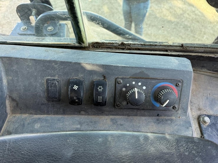 2016-deere-650k-lgp-image-28