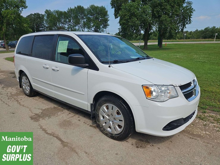 2016-dodge-grand-caravan-sxt-image-2