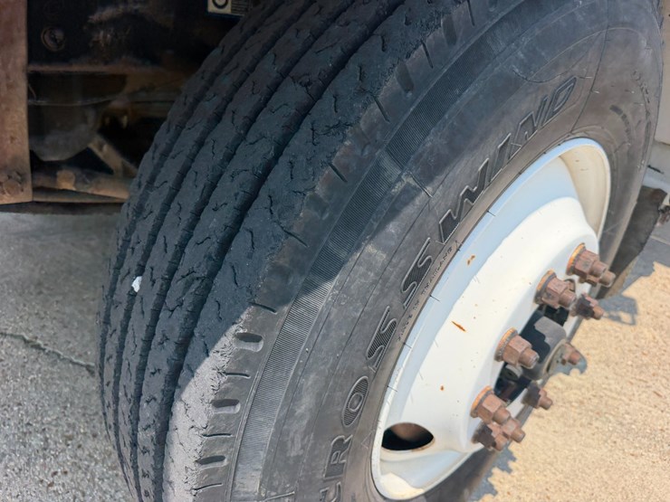 2007-peterbilt-335-image-30