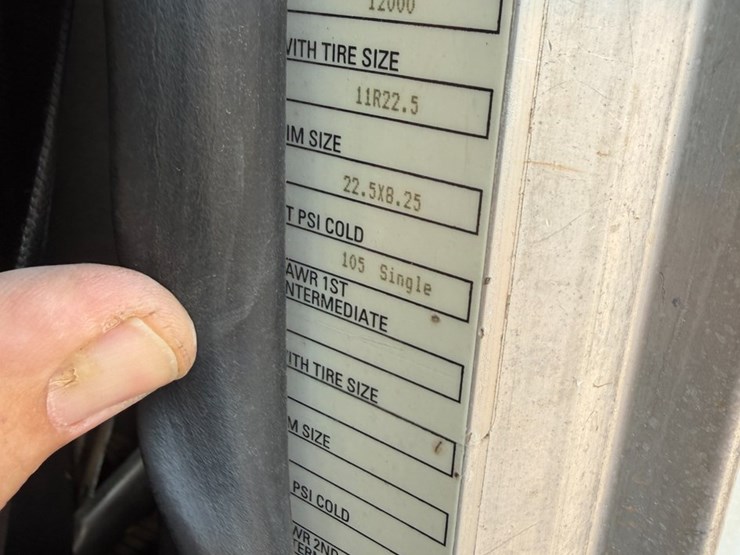2007-peterbilt-335-image-93