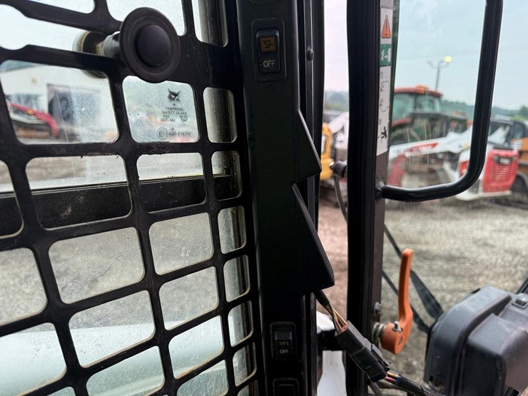 2022-bobcat-t770-image-25