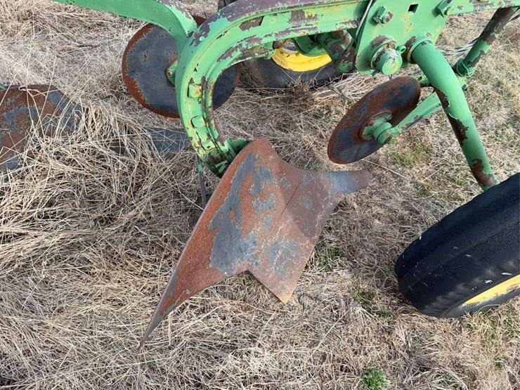 john-deere-pull-type-two-bottom-plow-image-15