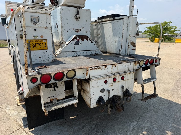 2007-peterbilt-335-image-5