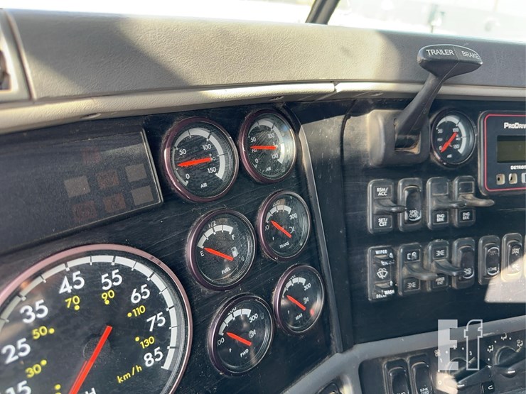 2004-freightliner-columbia-120-image-35