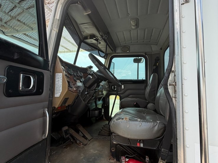 2007-peterbilt-335-image-65