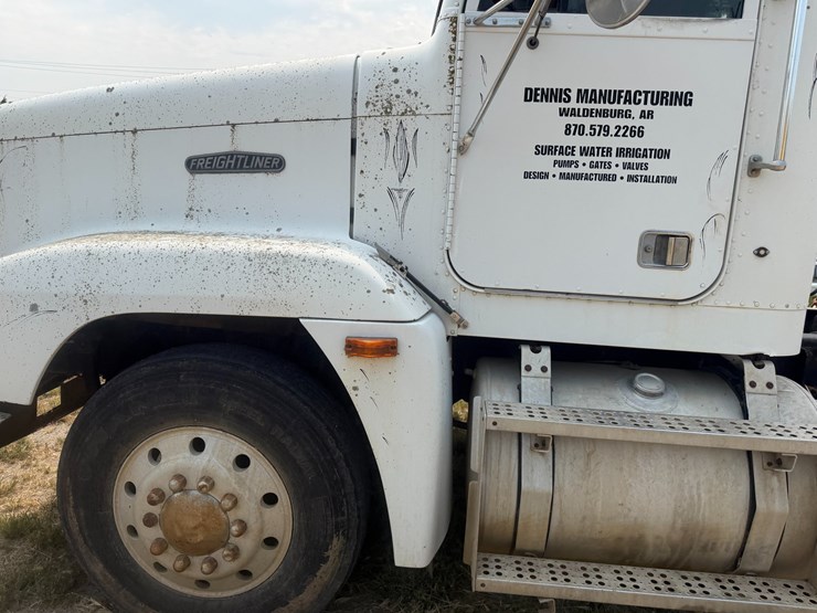 1990-freightliner-fld120-image-32
