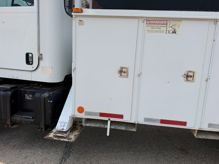 2007-peterbilt-335-image-9