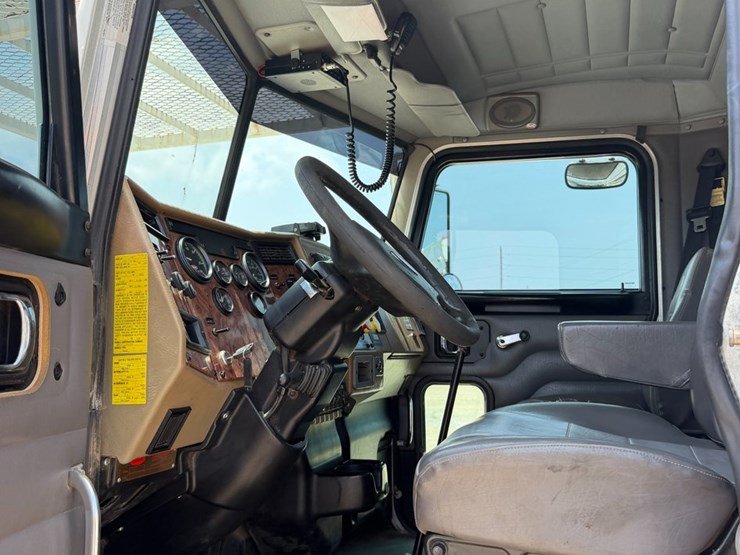 2007-peterbilt-335-image-58